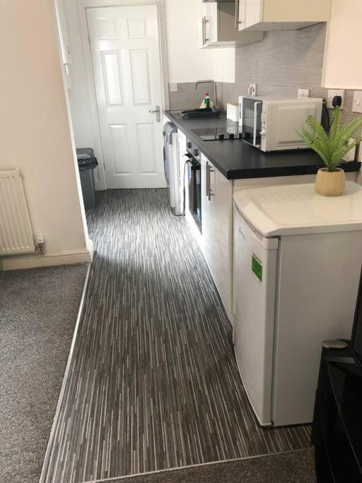Simple And Sweet, Flat On Lewis Street - 1 Br Apartment Stoke-on-Trent Exterior photo
